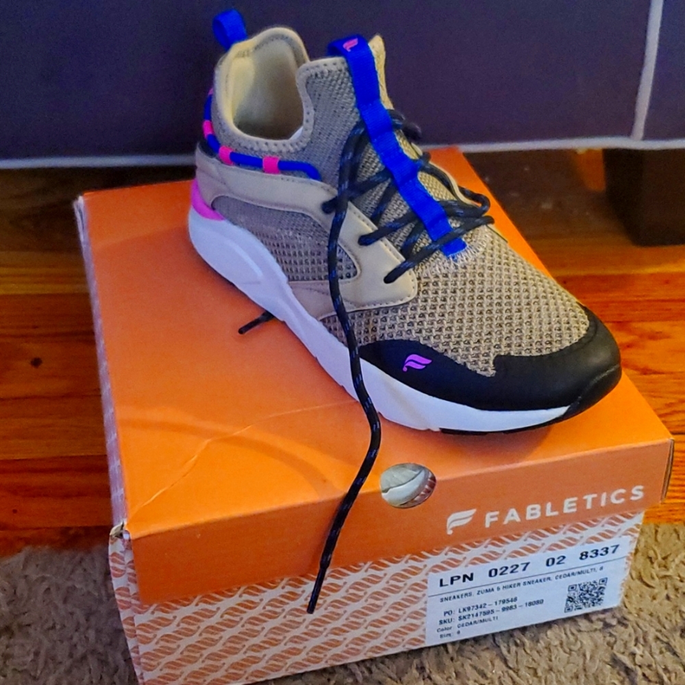 NWT size 8 womens sneakers